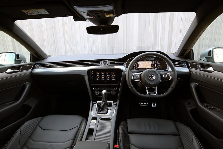 Торпедо Volkswagen Arteon 4Motion R-Line 2017 года  (JP) (фото 2 из 10)